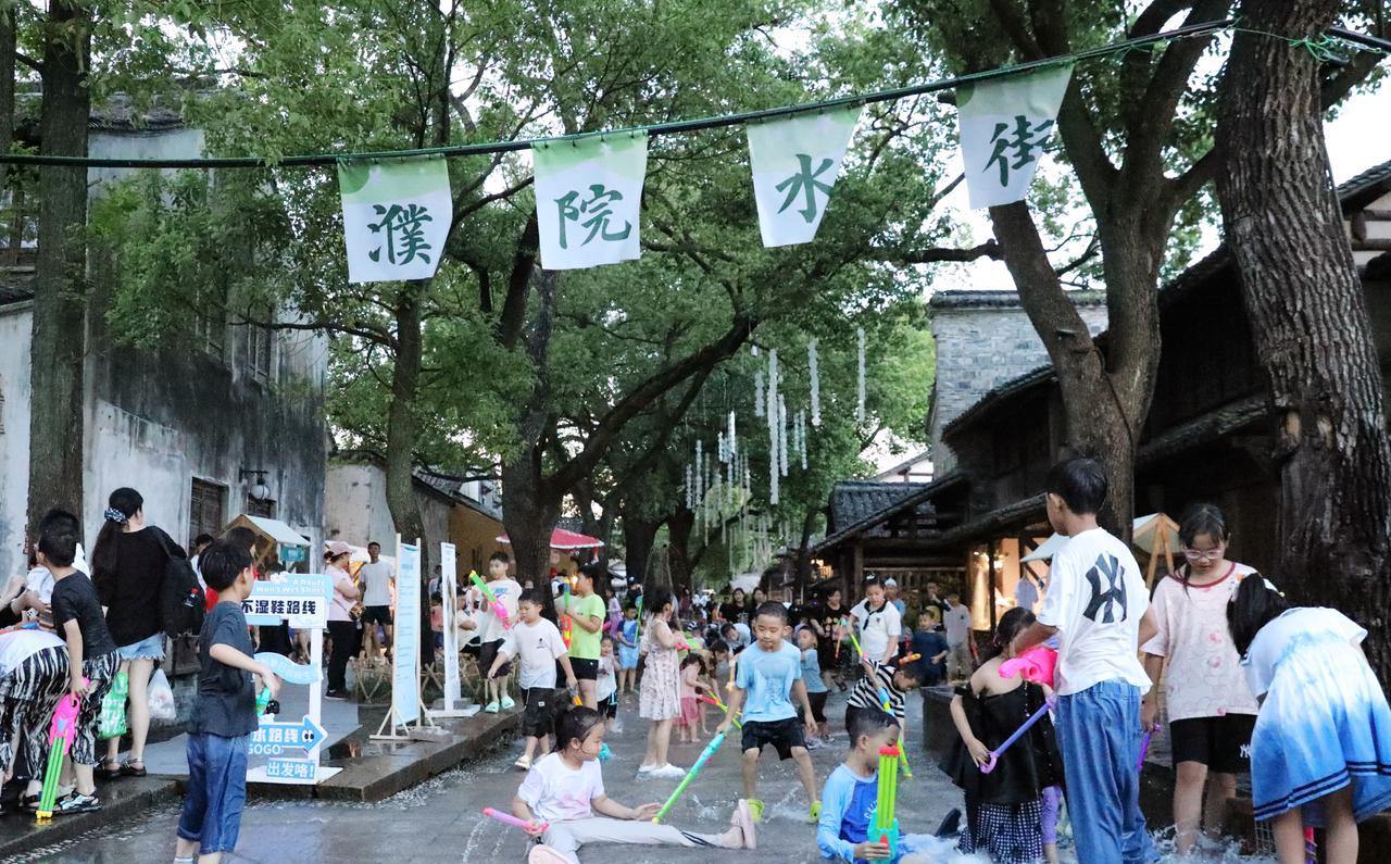 濮院古鎮(zhèn)打造夏日盛宴：“村K”音樂狂歡與“洗街嬉水”民俗同步上演