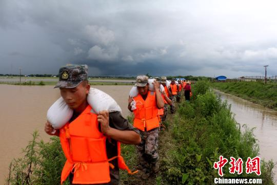 云南瑞丽一村寨河流决堤威胁上百户村民安全部队紧急救援