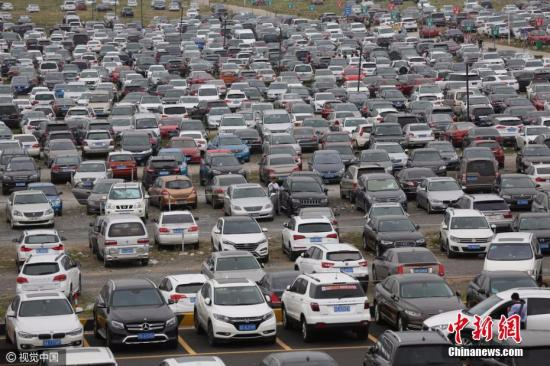 资料图：2016年10月3日，浙江省舟山市朱家尖停车场停满了“自驾游”的小车。 图片来源：视觉中国