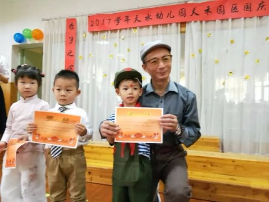 浙江省幼儿体育协会副理事长江亚波为孩子们颁奖。