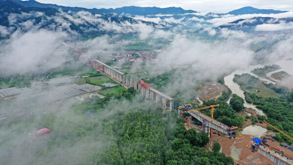 杭温铁路在云雾中延伸