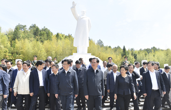 4月19日，浙江党政代表团在龙岩上杭古田瞻仰毛主席雕像并敬献花篮。记者梁臻摄.jpg