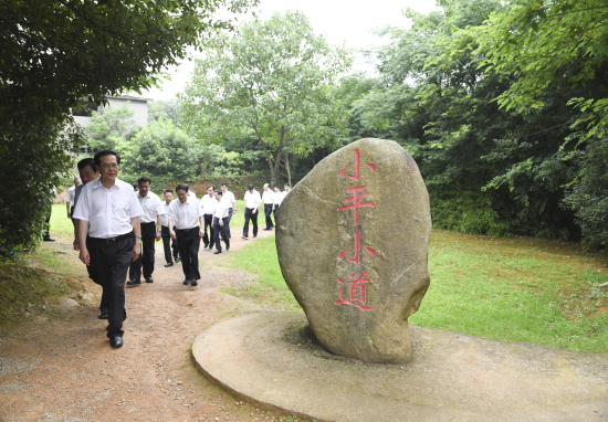 6月17日,浙江省党政代表团在江西南昌考察小平小道.jpg