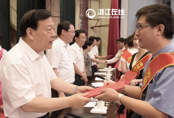 夏宝龙书记、车俊代省长等为先进集体和先进个人颁奖。浙江日报记者黄曙林摄.jpg