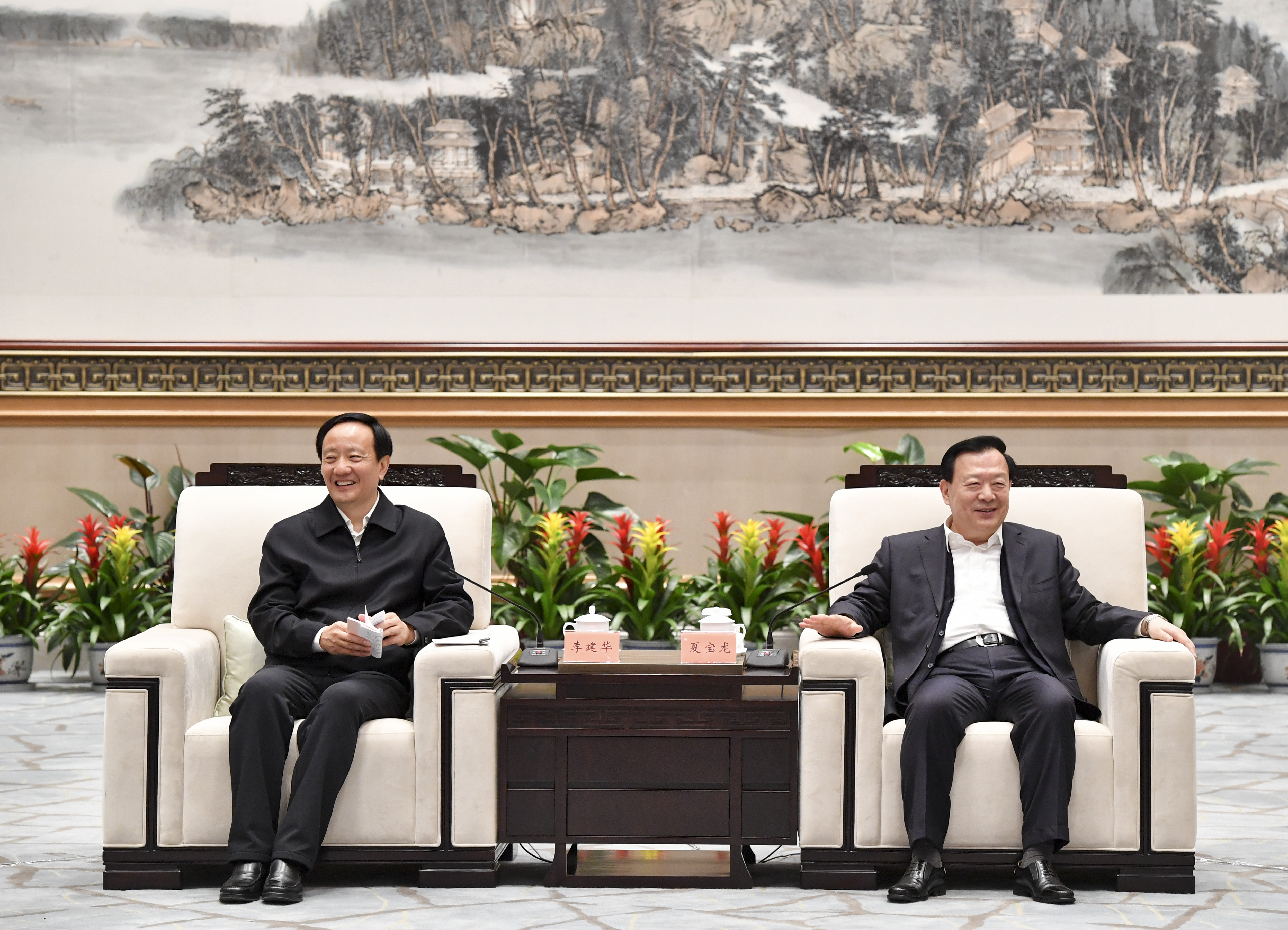 2月28日，浙江、宁夏两省区领导在杭州进行了座谈。.jpg