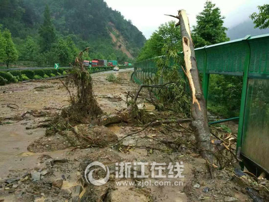因泥石流中断的杭徽高速恢复单向通行 往杭州