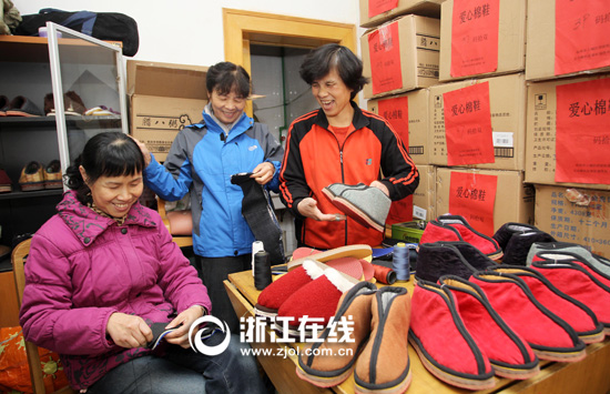 2015年冬天，俞淡珍和彩虹制作社的阿姨们已做成了新一批爱心棉鞋.jpg