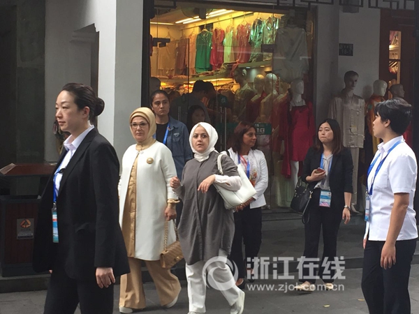 19国宾客畅游杭州丝绸街 土耳其总统女儿逛到店铺打烊