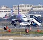 日本：客机着陆时爆胎 专家介入调查