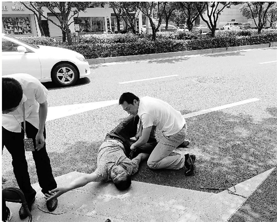 外卖小哥街头受伤,湖州师院老师紧急救人
