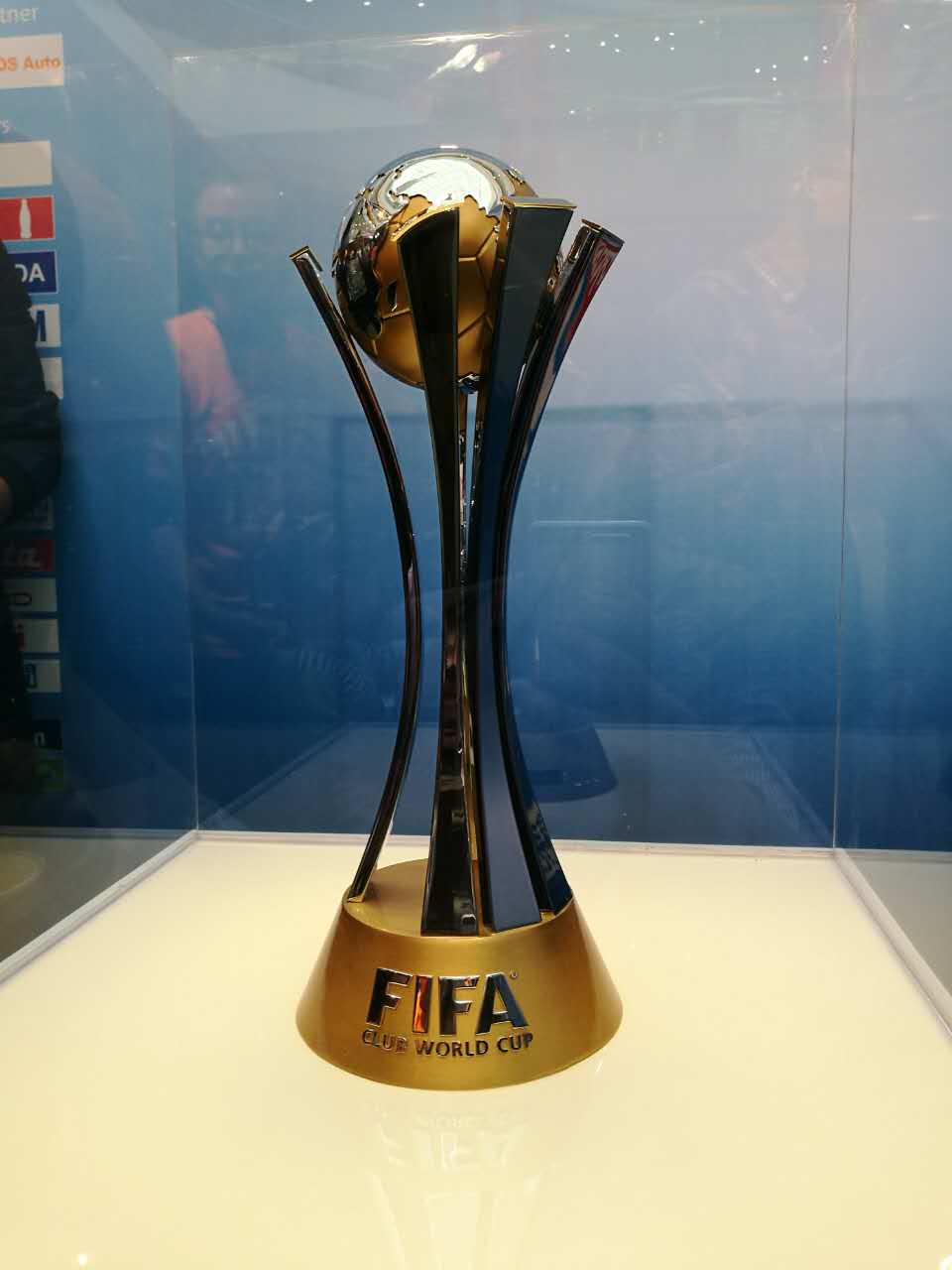 2016fifa世俱杯奖杯在杭巡展 球迷周末可赴万达广场参观