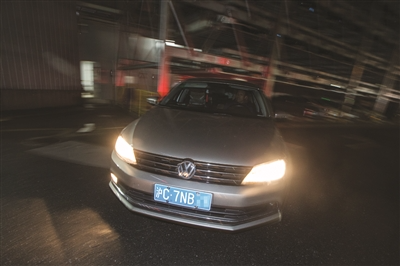 昨晚，一辆沪C牌照车辆从武林广场附近一处立体车库驶出。
