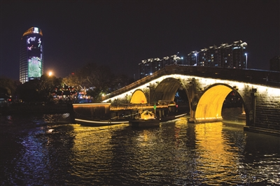 昨天晚上，运河游船经过拱宸桥附近。
