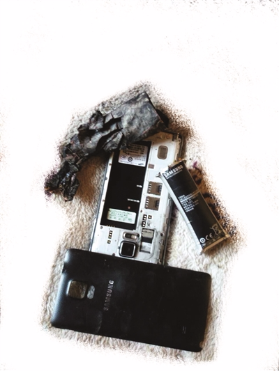 发生爆炸后的手机外壳和电池