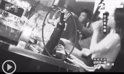 去年12月，浙江卫视新闻报道中展示杭州某酒吧“吸笑气”机子的画面截图。