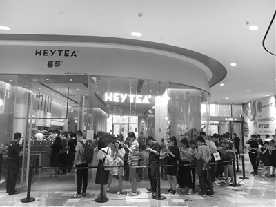 昨天下午，杭州喜茶店外有很多人排队。