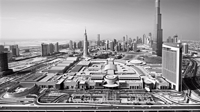 旅行团当天解散的地点：全球最大的购物中心DUBAI MALL，右后方是世界第一高楼哈利法塔。