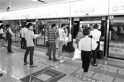 今天你排队了吗？地铁1米线和斑马线让行 成为杭城新风景
