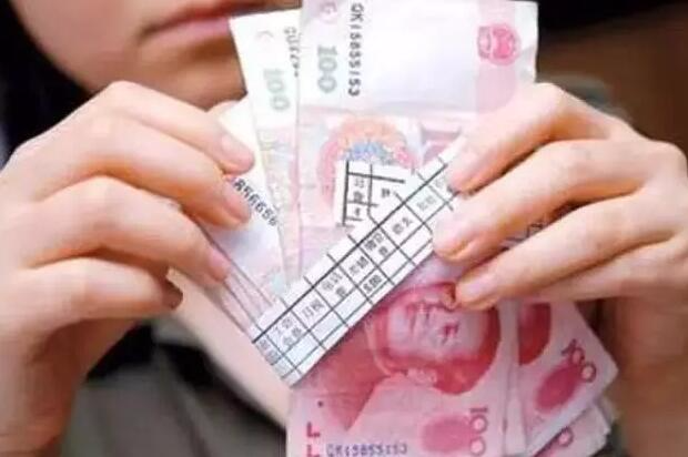 迪拜人均月收入_浙江月平均收入(2)