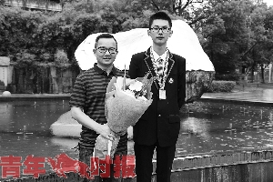 生物竞赛教练魏昌瑛和金牌学生王梓豪。