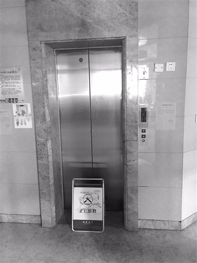 小区电梯坏了好几部 早晚高峰挤都挤不进去