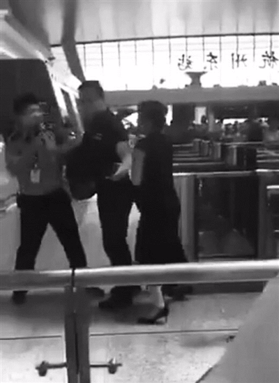 杭州火车东站 温岭女乘客强行冲卡被拒后对检票小伙大打出手