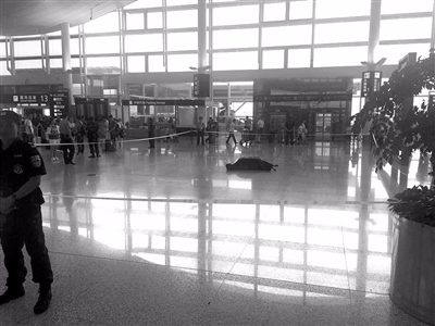 网友爆料：萧山机场有个不明行李箱 情况危急！