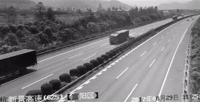 杭州高速上私家车追尾大货车后连翻几个跟头 一个小姑娘从车里甩了出来！