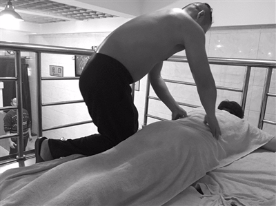 天气冷了 20平米大池里挤满了人 想泡头池水得