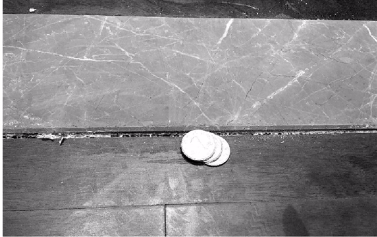 装修成品房内地板和门槛石高度落差超过3个一元硬币的厚度