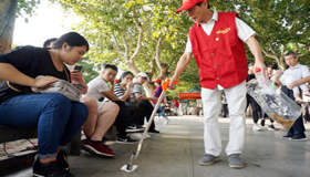 67岁志愿者叶梦刚“变身”西湖音乐喷泉的守护使者