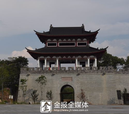 成功复建的赤松门城墙雄踞于义乌江北岸