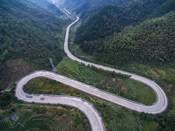 派出所民警充当"交警 " 消除山区道路隐患