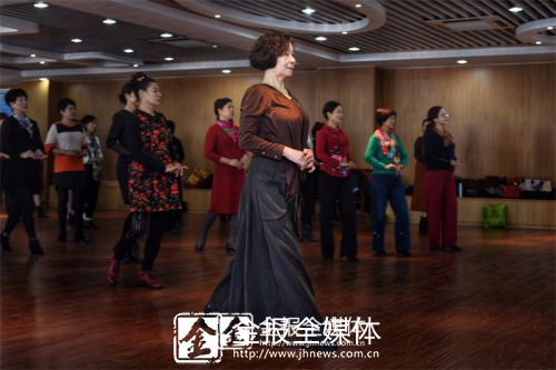 义乌老年大学的时装表演班学员。