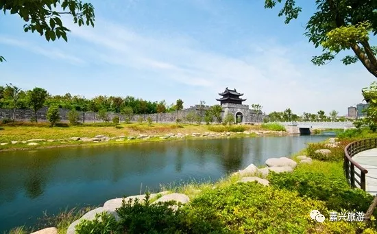 鱼鳞海塘水利风景区内有460多年历史的鱼鳞海塘工程,海塘文化公园