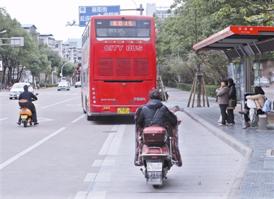 丽水市区港湾式公交车停靠站成"摆设?