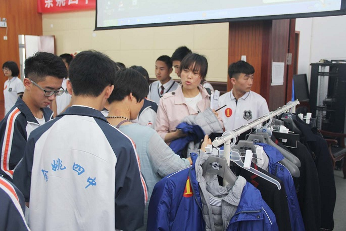 "宁波市名校长,四中校长郑力虎说,学生给自己设计校服是尊重学生的
