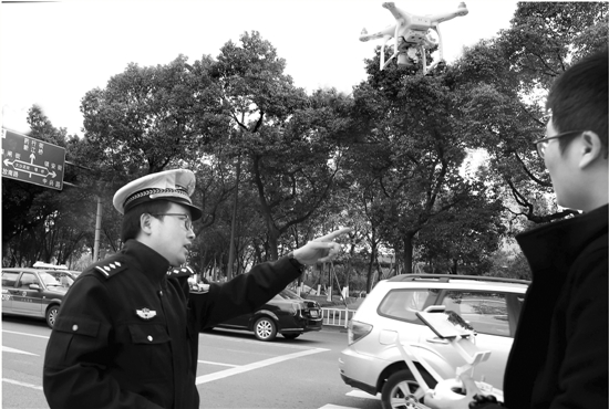 空中这架无人机在干嘛?现场直播交通违法整治