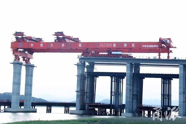 三门湾大桥首片1200多吨箱梁架设成功