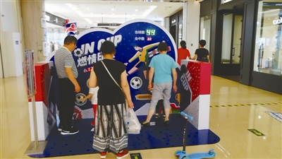 宁波球迷披上钟爱球队 战袍 世界杯球衣、联名