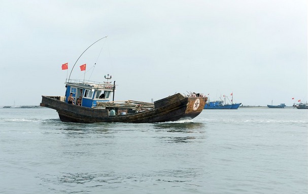 疑团︱台州籍渔船凌晨匆匆折回 2人失踪 背后