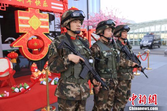 浙江温州武警春节不缺席 坚持为民站岗