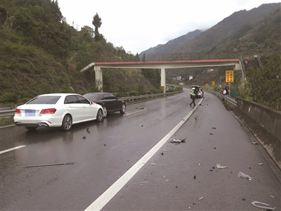 2016年10月28日发生在沪蓉高速的追尾事故 《重庆晚报》记者 夏祥洲 摄