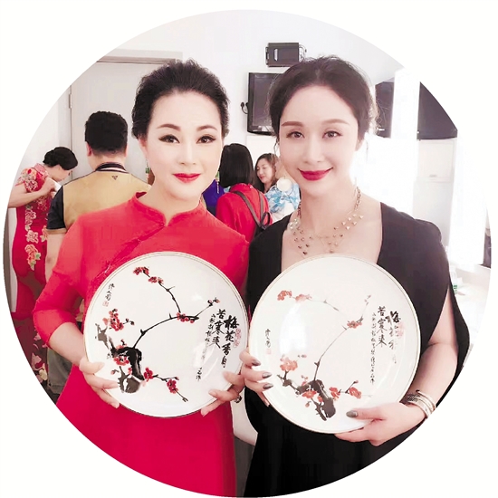 张琳(左),周妤俊在梅花奖颁奖典礼后台合影.