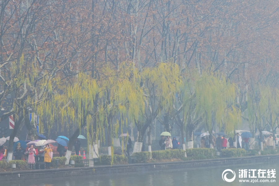 杭州：雨雾罩西湖