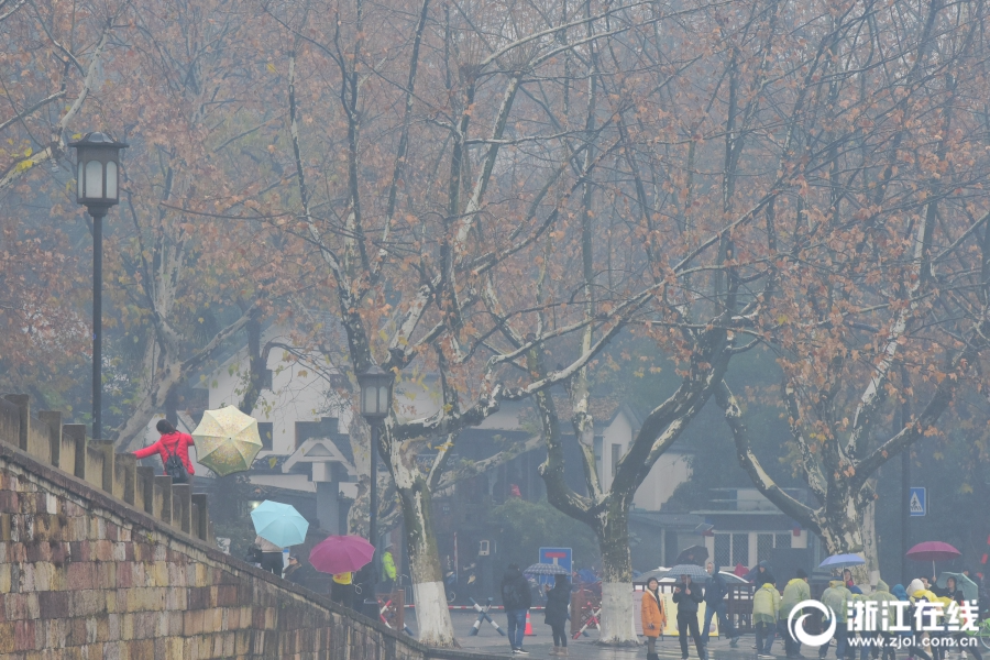 杭州：雨雾罩西湖