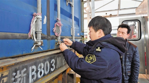 两小时施封142个标箱 跟着海关关员检查中欧班列集装箱货柜