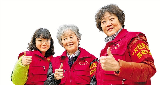 首都红墙边的红色风景线--瞧这三代“西城大妈”