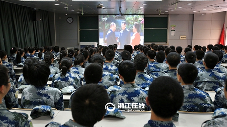 浙大学子观看抗战胜利70周年纪念大会直播