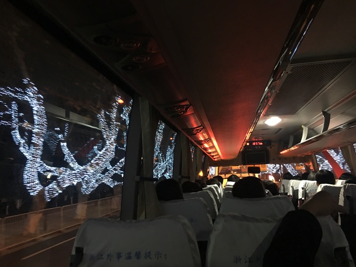 看到车窗外的南山路夜景,委员们热议g20杭州峰会后的新变化.